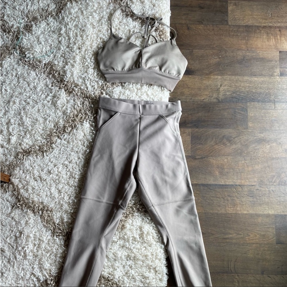 Alo yoga beige set size Small